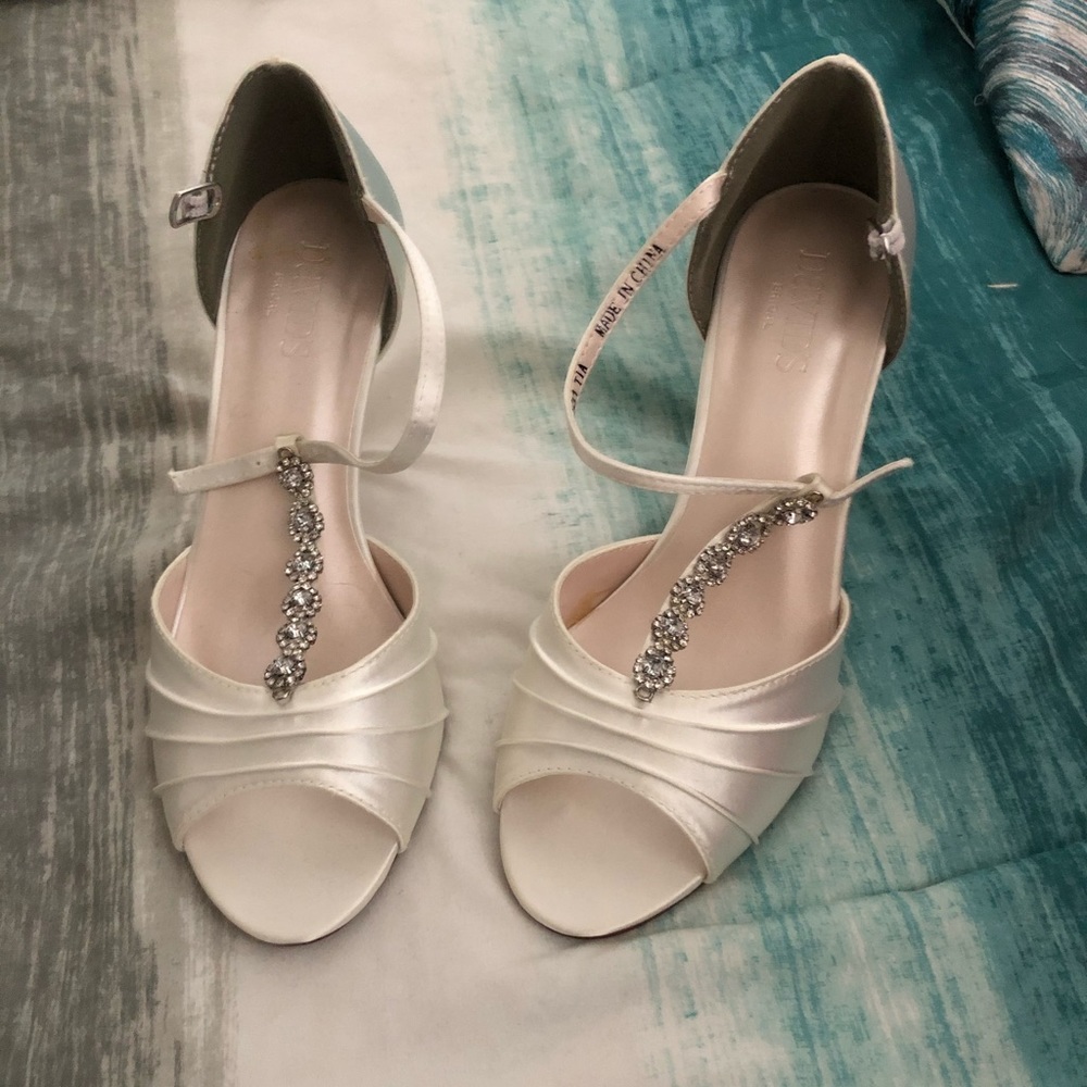 Ivory wedding heels with diamonds in the middle.